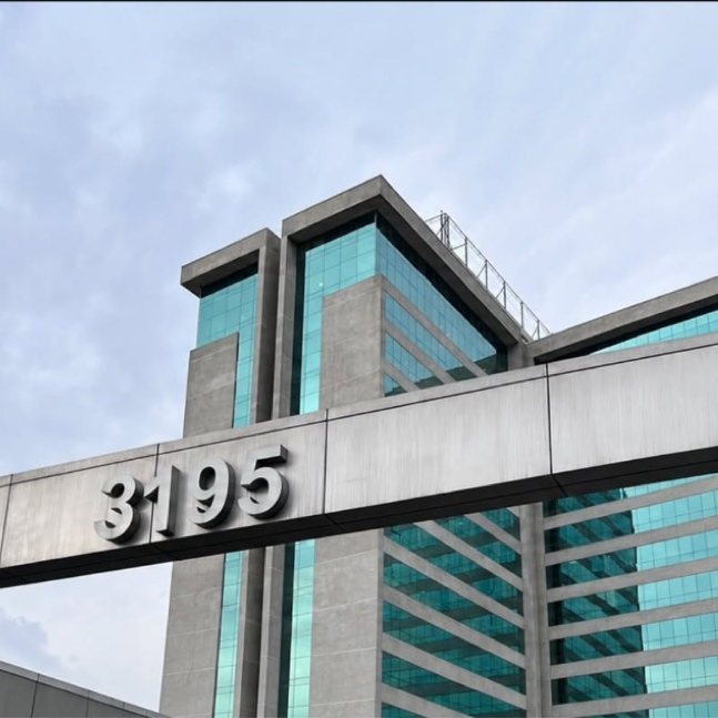 Edificio de Av. Pajaritos 3195 en Maipú, con el número 3195 en la pasarela de acceso.